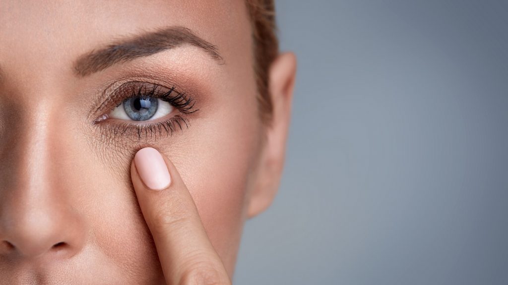 woman pointing to her eyes